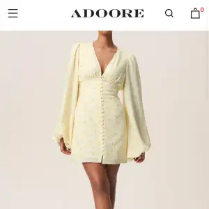 Storlek 38, använd vid ett tillfälle (bröllop på dagen) så den är i nyskick. Helt slutsåld på hemsidan. Ordinarie pris 1495kr. Florence dress i färgen pastel yellow. Möts helst upp i stockholmsområdet.