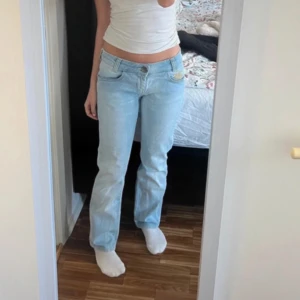Snygga low waist byxor!💕 - Snygga ljus blåa jeans, dom är använda några gånger men lite slitna!❤️❤️