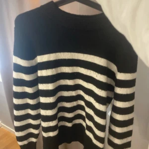 Stickad tröja hm - Söt stickad tröja från hm med ränder 😊