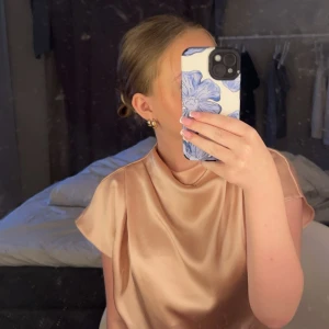 Blus - Säljer denna blus då jag inte använder den.Fint skick och knappast använd❤️