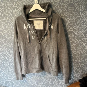 Abercrombie & Fitch ziptröja - Haft länge men inge fel på den, storlek L men känns mindre 