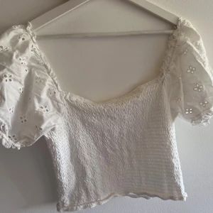 Topp - Vit gullig tajtare tröja & pösig i armarna/axlarna, väldigt somrig och bra skick