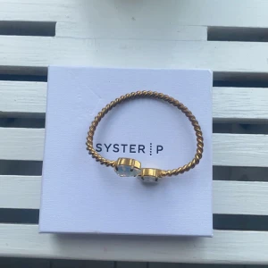 Caroline Swedbom armband - Jättefint Carolin Swedbom armband i guld! Har tappat lite färg men inget man ser eller tänker på när man har på det!💗