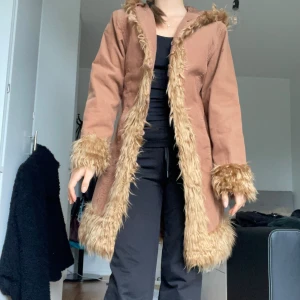 Kappa med päls  - Kappa/jacka med päls. Cool, köpt second hand från funky diva. Manchester och fejk päls. Väldigt bra skick. 