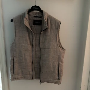 Oscar Jacobson väst  - Sjysst Oscar Jacobson väst storlek- s/m så gott som nyskick använd ca 2 gånger.