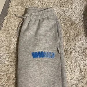 Hoodrich byxor  - Gråa hoodrich byxor i ny skick enbart använda 1 gång storlek s men passar även mig som är en xs 