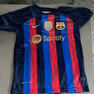 Barcelona tröja - Hej jag säljer min Barcelona tröja. Den är i väll skicka och behållits.