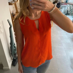 Ärmlös orange blus - Såå söt💗  Från MQs märke STOCKHOLM