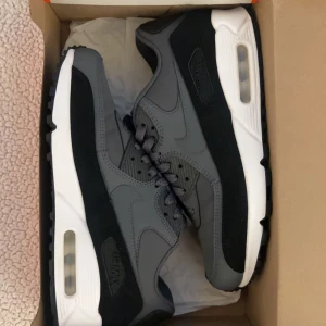 Nike air Max 90 - Säljer helt nya Nike air Max 90. Fina och snygga till vardags. Nypris 1650 kr