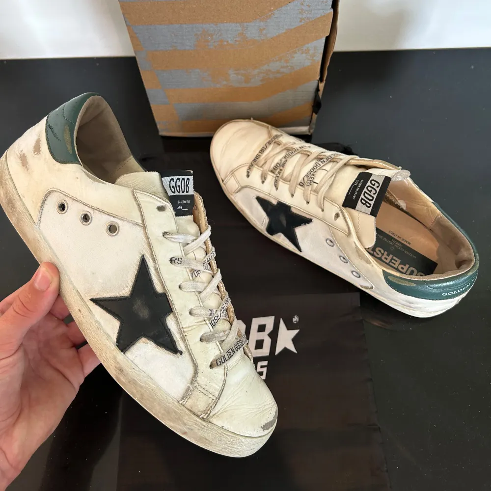 Säljer dessa feta golden Goose | skicket är 8/10 | Box medföljer | Storlek 41 fits 42 | skriv vid minsta fundering 💭 . Skor.