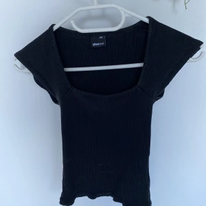 Figurformad svart topp - Toppen har en superfin modell som gör att den både kan användas till vardag och till mer festliga sammanhang. Haft ett fåtal gånger innan men är dessvärre nu för liten. Vid mer frågor? Hör av dig i plick dm🫶🏼