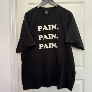 Oversize Pain t shirt Number Nine - T shirt från japanska Number Nine. Antagligen den mest bekväma och mjukaste bomullen jag någonsin känt på en t shirt. Otroligt mysig men får en se tuff ut.   Varsamt använd