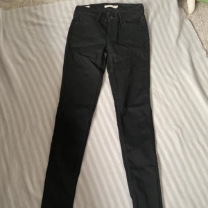 Levisjeans - Svarta levisjeans. Fint skick. Knappt använda. 