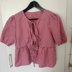 Knytblus / peplumblus - Vit och röd randig knytblus i storlek S💛