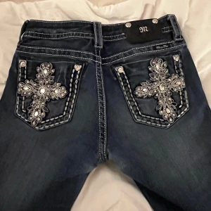 Miss Me jeans - Säljer mina älskade miss me jeans med kors på bakfickorna! I stolek 28!  De är slitna vid nedersta delen av jeansen därav priset. Men man kan säkert sy upp de om man så vill! Köp gärna! 