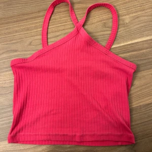 Rosa topp  - En rosa topp från ginatricot i storlek M. Använd fåtal gånger alltså i gott skick. 