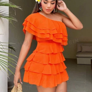 Orange klänning - Orange klänning. 