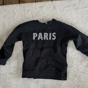 Paris Tröja  - En svart Paris tröja från Mango i storlek 9-10/140cm. 