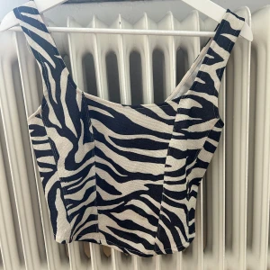 Zebra linne - Linne från hm i storlek S, aldrig använt. Zebra mönster med glitter i. 