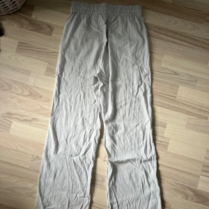 Linnebyxor  - Säljer dessa ljusblå linnebyxor som jag inte längre använder. Jag är 168 cm lång och de går ner i marken på mig. 