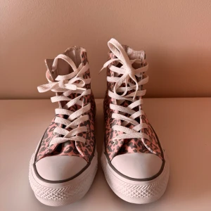 Converse höga original - Äkta Converse kängor som du inte hittar nånstans! Bara provade aldrig använda då limited edition! Leopard mönstrade i baby rosa färg med ljusgrå super snygga!