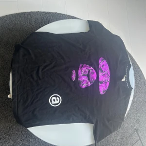 Aape t-shirt av Bape - Mycket bra skick  Inga fläckar hål eller liknande  Storlek S passar utmärkt teven till M  Köpt i Dubai i Bapes egna butik Kvitto och bevis finns på allting 