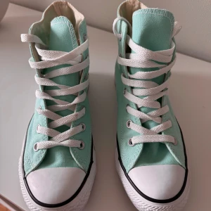 Converse höga - Jätte snygga Converse skor knappt använda. 