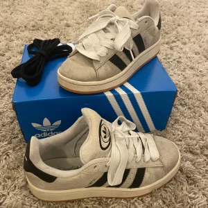 Adidas campus 00s - Adidas campus 00s dam i färg crystal white, storlek 38. Använda i nån månad, men har blivit lite smutsiga då jag haft de på konsert därav priset. Jätte sköna och supersnygga!