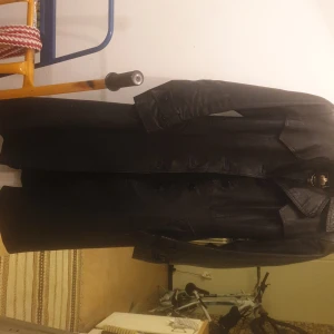 Svart skinnjacka -   Elegant damkappa i äkta kalvskinn - Perfekt skick!  **Beskrivning:**  Säljer en stilren och elegant damkappa i äkta kalvskinn. Kappan är i perfekt skick och har endast använts ett fåtal gånger. Den är svart, storlek 38, och har en klassisk design som passar både till vardags och fest. Kappan är fodrad med mjukt satin för extra komfort och har två praktiska fickor.   **Detaljer:** - Storlek: 38 - Färg: Svart - Material: Äkta kalvskinn - Foder: Satin - Skick: Nästan ny, inga skador eller fläckar - Pris: 2000 SEK (kan diskuteras vid snabb affär)  **Kontakt:**  Vid intresse, vänligen kontakta mig via meddelande här eller maila   ---  