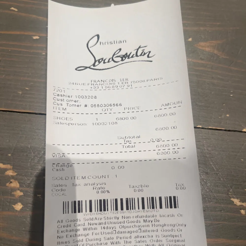Otrolig snygga och sparsamt använda loubs. Endast använda under sen vår och har skick på cirka 8/10. Väldigt röda och fina sulor och väldigt levande mocka. Kvitto och box samt alla extra (stickers, dustbag mm.) medföljer. Passar 42-43 Inga skambud!. Kengät.