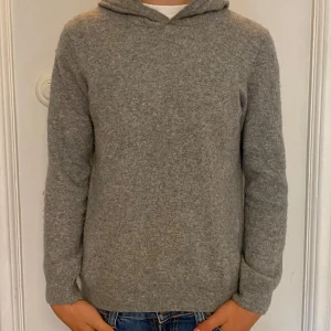 Oscar Jacobson kashmir hoodie - Snygga Oscar Jacobson hoodie i kashmir. Skick 8/10. Perfa för alla årstider 