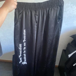 Byxor - Sköna lösa byxor med jätte skönt material, loose fit. helt oanvänd 