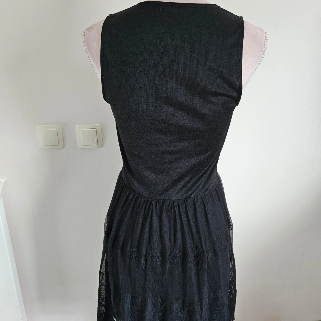 Svart ärmlös klänning - 90