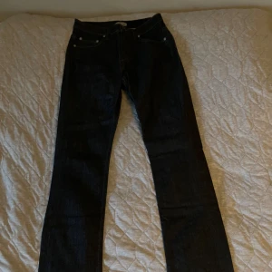 Mörkblå jeans - Jeans i rak passform från Filippa K