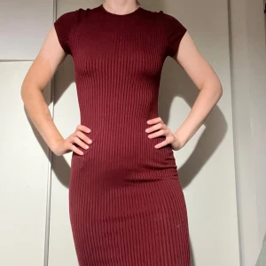Vinröd mididress - Tajt, lång klänning i ett tunt tyg så den är inte speciellt varm. Använd några gånger men är fläckfri. Helt svarta underkläder kan synas igenom, men har man hudfärgade så funkar det bra 💕. Skriv för fler bilder. Pris kan diskuteras ✉️