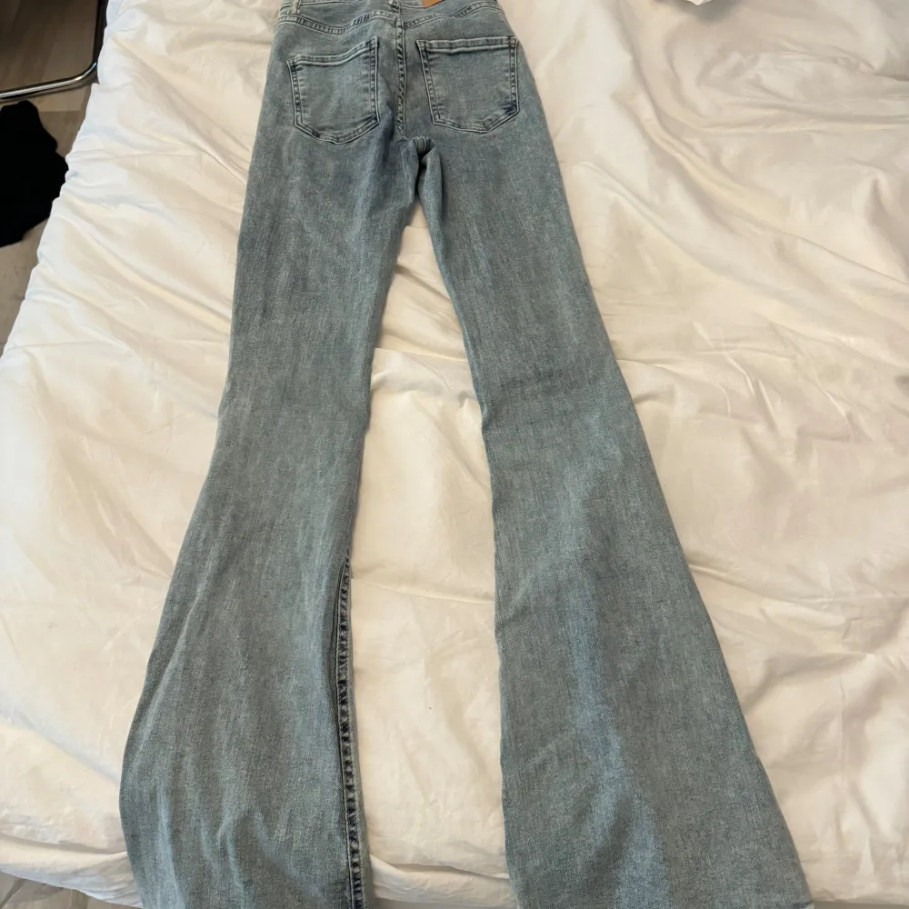 Supersnygga bootcut jeans från bubbleroom, formar superfint men är alldeles för små på mig nu 🩵 kostar 499kr på zalando 🩵 mitt pris går såklart att förhandla vid snabb affär 🩵. Jeans & Byxor.