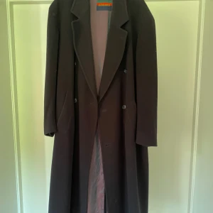 Bongardi rock  - Lång svart stilig Bongardi rock som säljes pågrund av att den inte kommer till användning längre. Den är helt perfekt nu inför vintern för att vara lite extra stilig. 