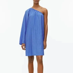 One shulder klänning - Intresse koll på denna fina blå one shulder klänning från arket. Nypris är 690 o klänningen är i väldigt fint skick då den är sparsamt använd😊