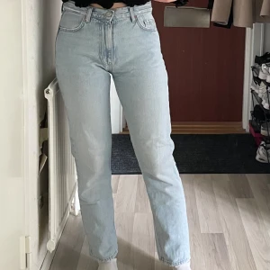 Never Denim jeans - Rak modell, små slitningar längst ner och på bakfickor. Strl 26x30