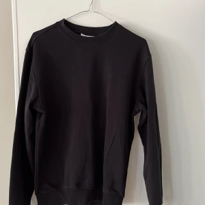 Svart weekday tröja - Storlek XS. Växte ur den. Skick 9/10. Pris 199kr
