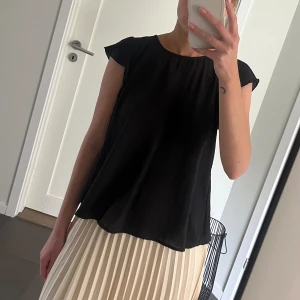 Svart tunn blus  - Svart tunn blus, strl 36.