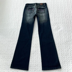 Crazy Age jeans - Lågmidjade vintage jeans från Crazy Age med fina detaljer i storlek W27, midjemått: 79cm beninnerlängd: 85cm 💕