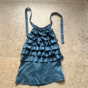 Halterneck blus  - Väldigt snygg blus / topp med volanger. Perfekt till lite finare tillfällen💗Strl XS, färgen skulle jag säga är lite grön/blå eller mörk turkos, väldigt snyggt