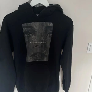 Emplece hoodie - Emplece hoodie, lånad bild kom privat för egen bild, slutet är ganska slitet På min hoodie