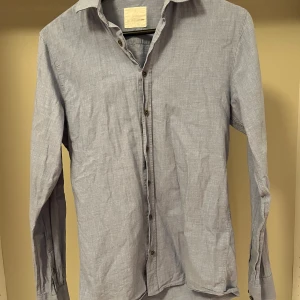 THE SHIRT FACTORY LINNE SKJORTA  - Riktigt fet skjorta som är 50/50 linne och bomull. Passar perfekt till varma sommarkvällar. Skick 7/10. 
