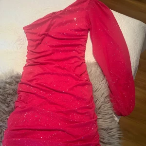 Nyårsklänning - Säljer denna rosa glitterklänning från shein. Den är aldrig använd och därför i super skick. Storlek S men skulle säga den passar XS/S