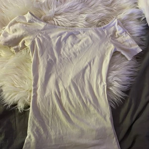 off shoulder tshirt - basic vit offshoulder bomulls t-shirt som sitter tight! litet hål vid armhålan men går att sy enkelt🤍