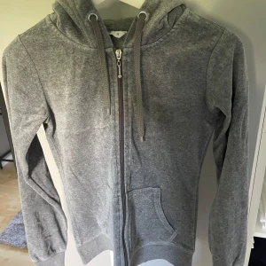 Zip Hoodie - Supermysig zip-hoodie från cubus! Juicy liknande med velour💓 
