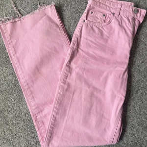 Rosa jeans byxor - Rosa jeans byxor från Gina Tricot. Använt 3 gånger. Byxorna har lite fläckar längst ner vid benen men de är inte jätte synliga och går bort i tvätten. Originalpris: 499kr 