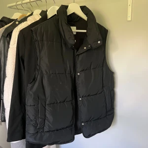 Väst - Tveka inte vid frågor! Säljes på grund av flytt och rensning 🌸